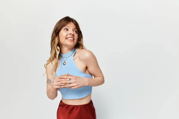 A young beautiful woman showcases her cheerful demeanor, wearing a fashionable crop top and shorts. — Stock Photo