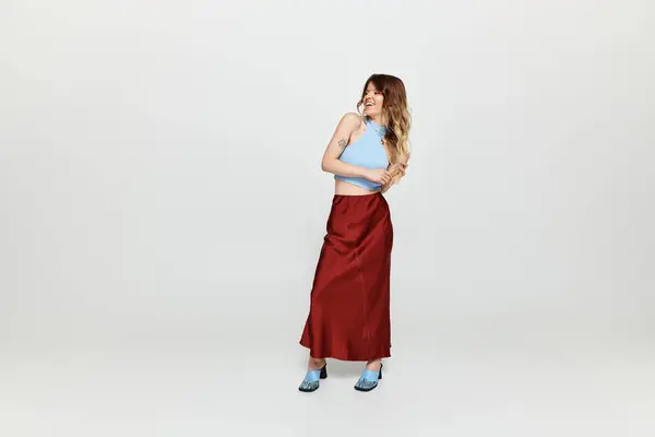 A joyful woman in trendy summer attire poses charmingly, exuding warmth and vibrance. — Stock Photo