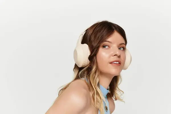 Young woman with stunning features embraces summer vibes while listening to music. — Stock Photo