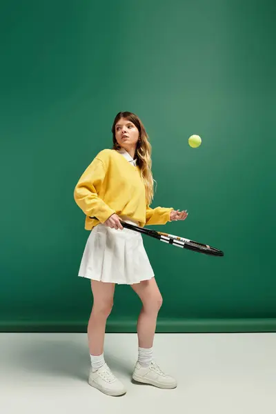 Young beautiful woman in a yellow sweater prepares to play tennis, radiating summer energy. — Stock Photo