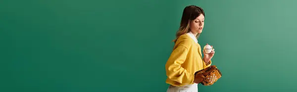Beautiful woman wearing a yellow outfit savoring a sweet ice cream cone during summer days — Stock Photo