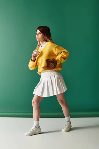 Cheerful young woman in yellow sweater and white skirt getting ready for a fun summer activity. — Stock Photo