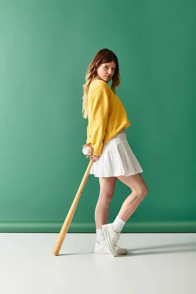 Confidently standing with a baseball bat, a young woman radiates summer charm in her outfit. — Stock Photo