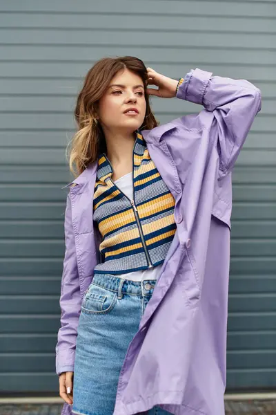 Una giovane donna con un'espressione affascinante posa in un abito elegante, trasudando fiducia e gioia. — Foto stock