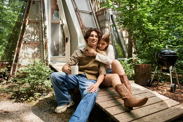 A young couple relaxes in a tranquil park, embracing each other and enjoying their peaceful escape. — Stock Photo