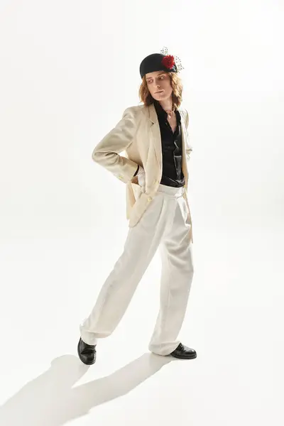 Впевнений молодий чоловік зачаровується в стильному білому костюмі і чорній сорочці, демонструючи свій стиль. — стокове фото