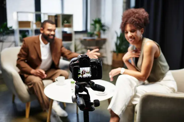 Eine junge Frau reagiert begeistert bei ihrem Interview in einem stilvollen Studio. — Stockfoto