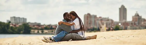 Deliziosa coppia che si gode una tranquilla passeggiata, abbracciando l'amore in riva al mare in una giornata di sole. — Foto stock