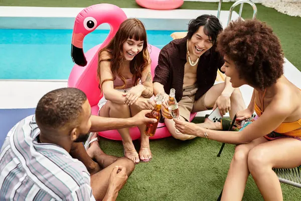 Freunde genießen eine ausgelassene Poolparty voller Lachen, Drinks und unvergesslicher Momente. — Stockfoto
