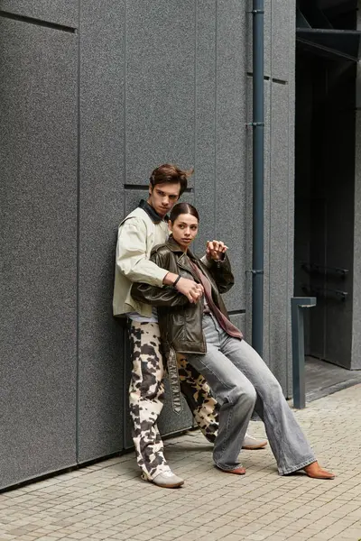 Молодая пара разделяет любящий момент на современном городском фоне. — стоковое фото