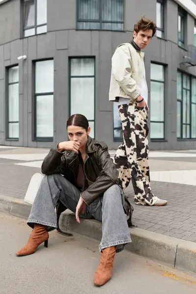 Un jeune couple s'apprécie en compagnie dans un cadre contemporain alors qu'ils expriment leur amour. — Photo de stock