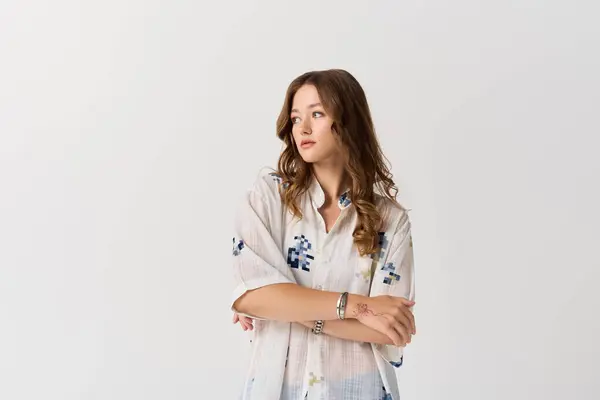 Une belle jeune femme montre son sens de la mode avec des poses confiantes dans des vêtements à la mode. — Photo de stock