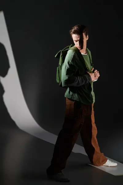 Joven muestra su estilo único mientras camina con confianza en un ambiente creativo. - foto de stock