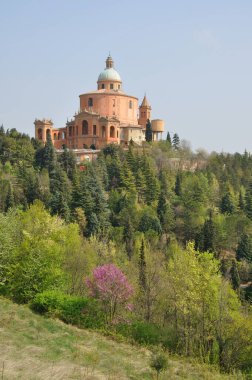 Chuch Bolgna şehrinin yakınındaki bir tepede.