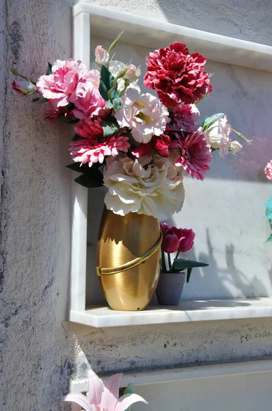 Πλαστικά Λουλούδια Στον Τόπο Ταφής Στη Valnerina Umbria — Φωτογραφία Αρχείου