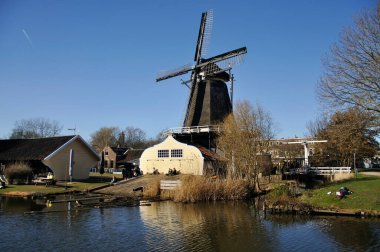 Ren nehri ve yel değirmeni Utrecht şehrinin yerleşim bölgesinde (Lombok) dökülür.