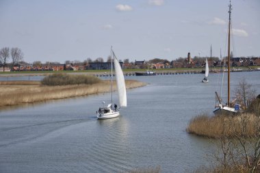 Makkum köyüne yaklaşan tekneler