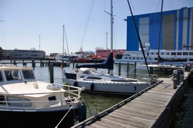 Makkum limanı, iskelesi ve gemisi yakınlarındaki bina.
