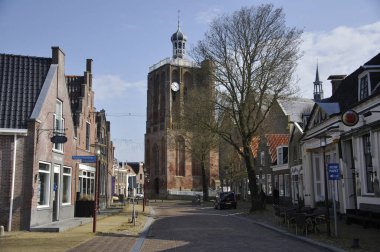 Friesland, 18 Nisan 2021, Workum şehrinin merkezindeki kilise ve kilise kulesi,) 
