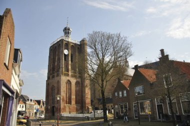 Friesland, 18 Nisan 2021, Workum şehrinin merkezindeki kilise ve kilise kulesi,)