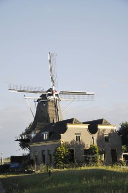 IJssel üzerinde; (Overijssel); Hollanda; 24 - 8 - 20222; Yel değirmeni ve Overijssel üzerinde kırsal evler