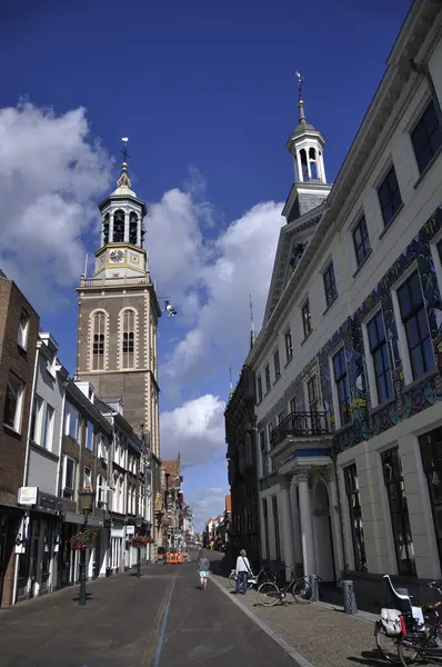 Kampen; Overijhssel (Over the IJssel); Hollanda; 28-8-2022; Kampen 'in merkezindeki binalar ve caddeler, Sint Nicolas (Bovenkerk) kilisesinin kulesi.),