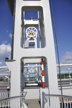 Kampen; Overijssel (IJssel üzerinden); Hollanda; 28-8-2022; köprü inşaatı, kablolar ve IJssel üzerindeki köprü için kaldıraç