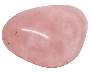 Saha ve Beyaz Arkaplan Derinliği Sığ ve Güzel Tumled Rose Quartz Kristali 'nin izole edilmiş yakın plan fotoğrafı.