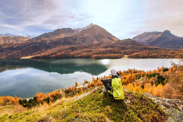 人们在高山湖中凝视着秋天的风景 — 图库照片