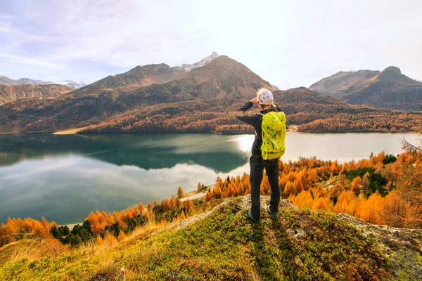 Hombre Observa Desconcertado Paisaje Otoñal Lago Montaña — Foto de Stock
