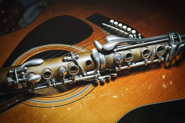 基于声学吉他的古董单簧管的细节 — 图库照片