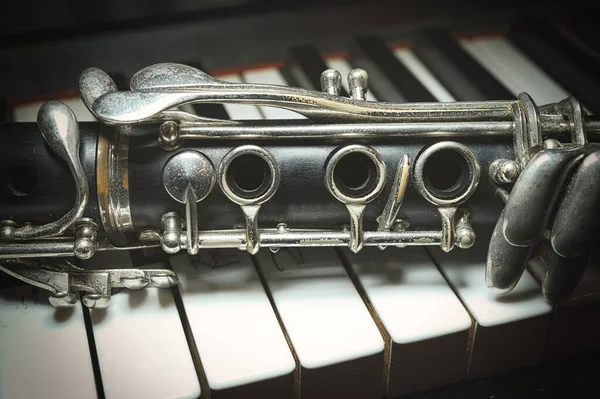 Detalle Clarinete Antiguo Que Apoya Piano —  Fotos de Stock
