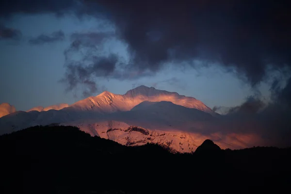Paisaje Alpino Con Una Montaña Nevada Iluminada Por Sol Rosado — Foto de Stock