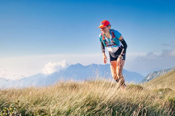 山を走る超トレイルの間にスポーティーな女の子 — ストック写真