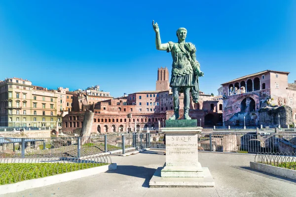 Статуя Імператора Траяно Перед Форумом Траяно Риму — стокове фото