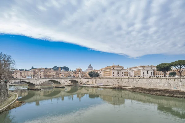 ピエトロのドームの下のイタリアのローマのティバー川 — ストック写真