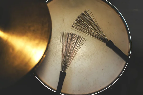 Die Drumsticks Bürsten Auf Der Snare Drum — Stockfoto