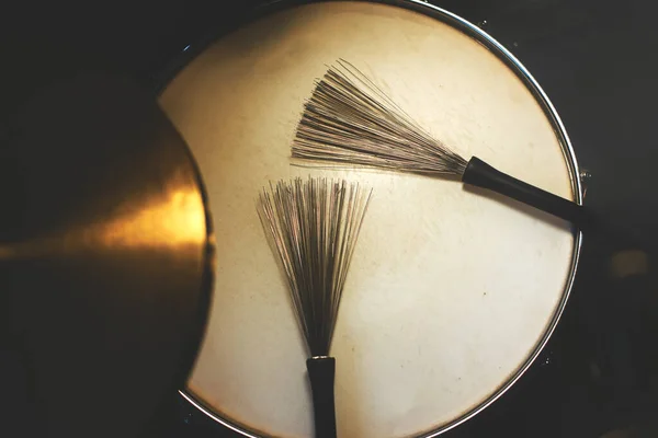 Drum Sticks Pinsel Auf Snare Drum — Stockfoto