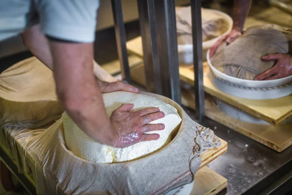 Подготовка Сырных Колес Молочном Цехе Севере Италии — стоковое фото