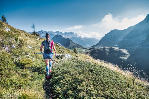 Sporty Girl Mountain Trail — Stock Photo, Image