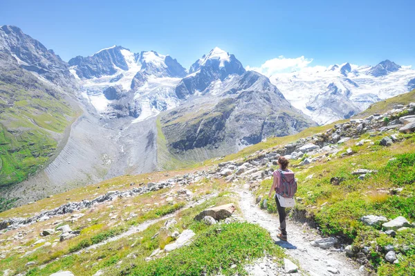 Uma Mulher Sozinha Caminha Alta Trilha Montanha Nos Alpes Suíços — Fotografia de Stock
