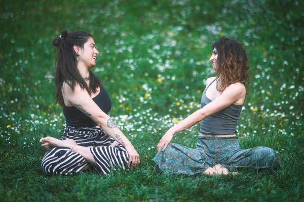 Paar Junger Frauen Schauen Sich Bei Einer Yoga Stunde Der — Stockfoto