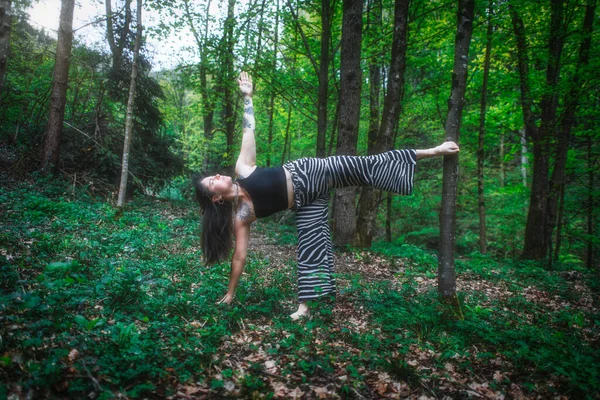 Una Chica Practicando Yoga Deportivo Naturaleza Bosque — Foto de Stock