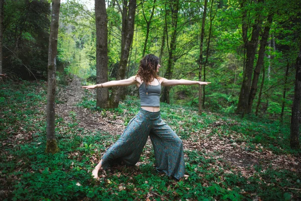 Eine Junge Frau Praktiziert Sport Yoga Der Natur — Stockfoto