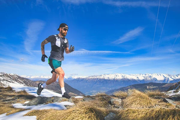 Sportvoorbereiding Van Een Mannelijke Bergloper Grote Hoogte — Stockfoto