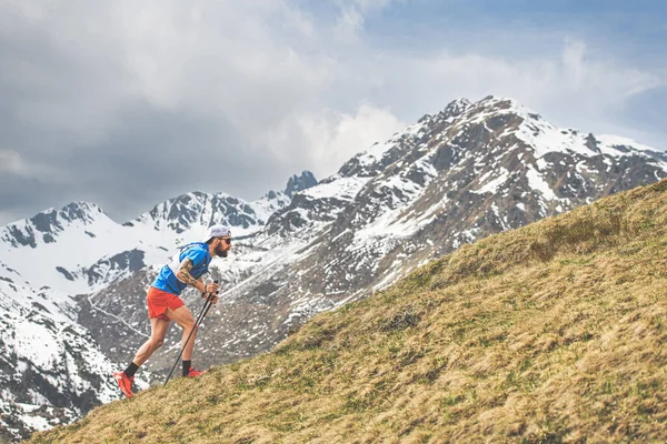 Een Sportieve Man Pakt Een Steile Bergbeklimming Aan Met Stokken — Stockfoto