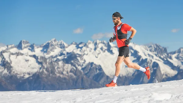 Trail Running Atleet Loopt Sneeuw Grote Hoogte — Stockfoto