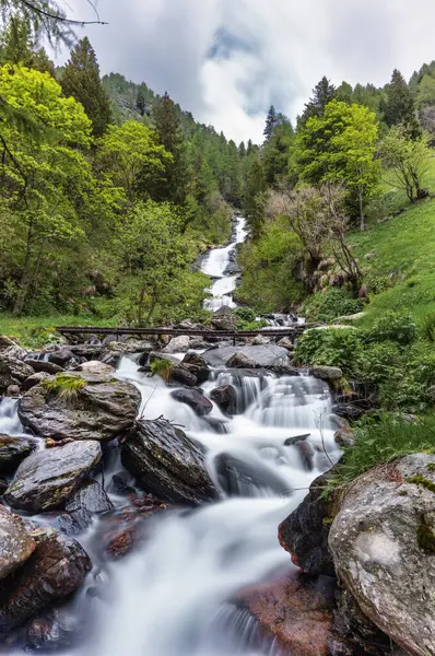 Ett Alpint Vattenfall Omgivet Grönska Italien — Stockfoto