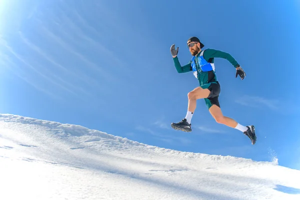 Egy Sportos Ember Fut Ugrál Hóban — Stock Fotó