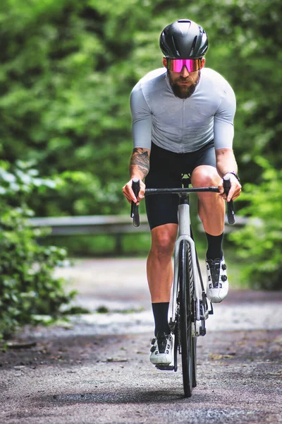Спортивный Человек Гоночном Велосипеде Узкой Заброшенной Дороге — стоковое фото